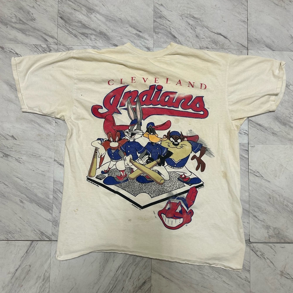 Rare vintage Cleveland Indians Looney Tunes distressed, and faded T Shirt Mlb